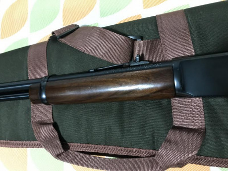 Hola,
Pongo a la venta esta carabina Winchester de palanca, calibre 22LR. Guiada en E. 
Está en muy buen 70