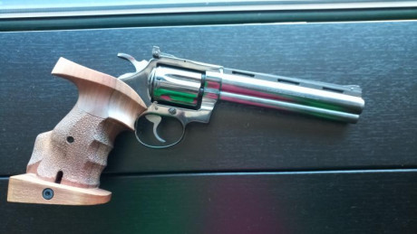 Hola. 
Estaba pensando en buscar un revólver para fuego central.
En principio, lo prefiero  en calibre 50