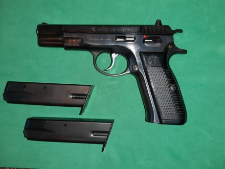 Pistola CZ 75 en 9mmPb. con 2 cargadores. Muy buen estado de conservación, pavón y metales. Por 190€ más 02