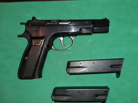 Pistola CZ 75 en 9mmPb. con 2 cargadores. Muy buen estado de conservación, pavón y metales. Por 190€ más 01