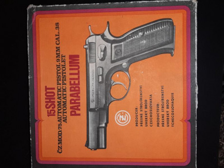 Pistola CZ 75 en 9mmPb. con 2 cargadores. Muy buen estado de conservación, pavón y metales. Por 190€ más 00