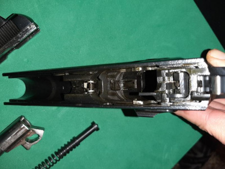 Pistola CZ 75 en 9mmPb. con 2 cargadores. Muy buen estado de conservación, pavón y metales. Por 190€ más 11