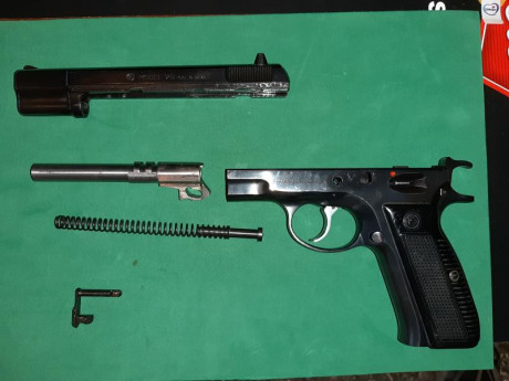 Pistola CZ 75 en 9mmPb. con 2 cargadores. Muy buen estado de conservación, pavón y metales. Por 190€ más 10