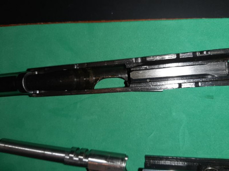 Pistola CZ 75 en 9mmPb. con 2 cargadores. Muy buen estado de conservación, pavón y metales. Por 190€ más 22