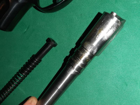 Pistola CZ 75 en 9mmPb. con 2 cargadores. Muy buen estado de conservación, pavón y metales. Por 190€ más 21