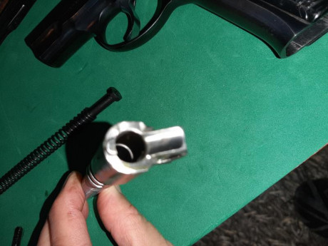 Pistola CZ 75 en 9mmPb. con 2 cargadores. Muy buen estado de conservación, pavón y metales. Por 190€ más 20