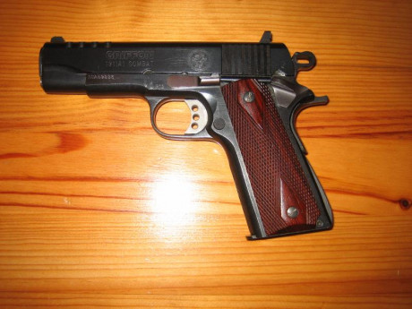 Hola. Pistola Sudafricana, copia de la colt 1911, todo compatible. cañón de 4" tiene agujeros en 02