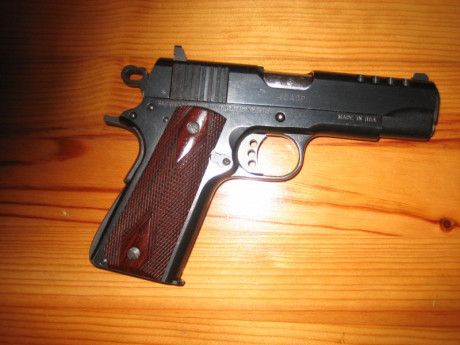 Hola. Pistola Sudafricana, copia de la colt 1911, todo compatible. cañón de 4" tiene agujeros en 01