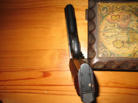 Hola. Pistola Sudafricana, copia de la colt 1911, todo compatible. cañón de 4" tiene agujeros en 12