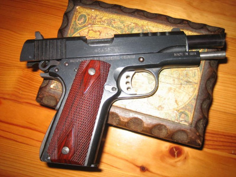 Hola. Pistola Sudafricana, copia de la colt 1911, todo compatible. cañón de 4" tiene agujeros en 11