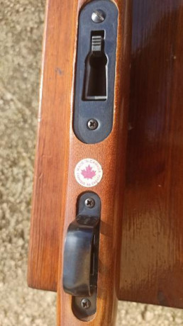Se vende rifle, es de mi tío. El lo compró nuevo pero solo ha disparado unas 3 cajas. Tiene una pequeña 01