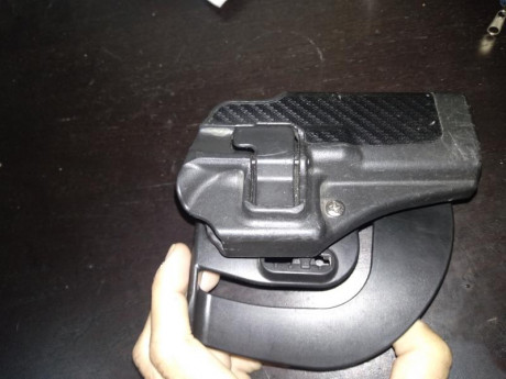 Funda fabricada en polímero de alta resistencia. Para tipos de pistolas beretta 92  totalmente Nueva. 60