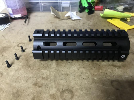 Vendo guardamanos AR15 de la marca Schmeisser.

Está sin usar, se quitó del rifle según se compró y ahí 02