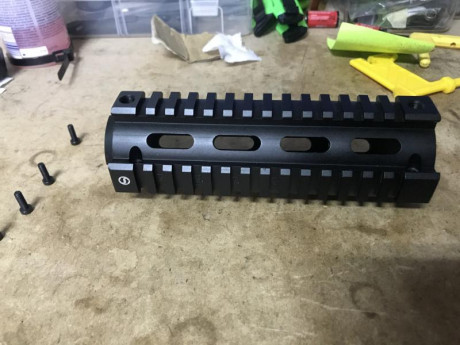 Vendo guardamanos AR15 de la marca Schmeisser.

Está sin usar, se quitó del rifle según se compró y ahí 01