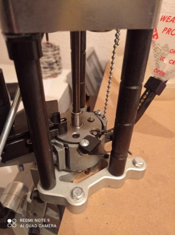 Hola vendo por no usar una máquina de recarga lee 1000 con dies de 9mm y  alimentador de vainas,la máquina 11