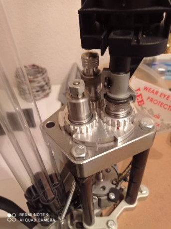 Hola vendo por no usar una máquina de recarga lee 1000 con dies de 9mm y  alimentador de vainas,la máquina 10