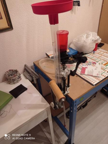 Hola vendo por no usar una máquina de recarga lee 1000 con dies de 9mm y  alimentador de vainas,la máquina 20