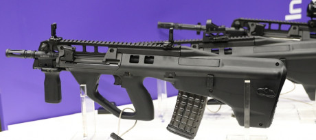 Australia, se decidió por el AUG, y lo fabricó bajo licencia como "F88 Austeyr". Era una copia 04