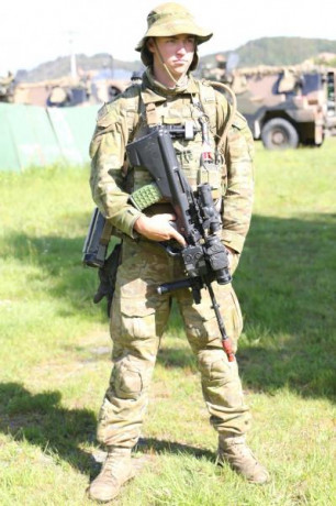 Australia, se decidió por el AUG, y lo fabricó bajo licencia como "F88 Austeyr". Era una copia 03