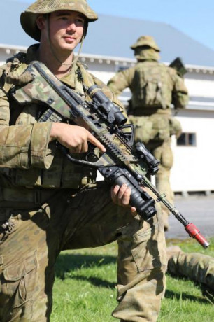 Australia, se decidió por el AUG, y lo fabricó bajo licencia como "F88 Austeyr". Era una copia 02
