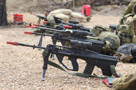 Australia, se decidió por el AUG, y lo fabricó bajo licencia como "F88 Austeyr". Era una copia 01