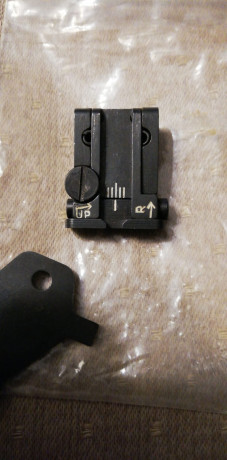 Hola, a ver si alguien me puede informar como se puede cambiar a una beretta 92 fs la mira que trae por 90