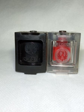 Dos cargadores originales Ruger, uno negro y otro transparente, los dos de 10 cartuchos de capacidad.

Precio 01