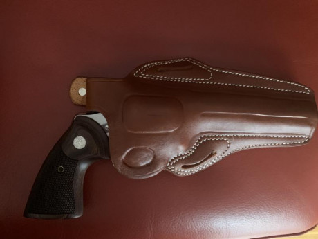 Vendo funda para revólver S&W  ó Colt Python 6”.  Nueva de estreno , piel auténtica de vaca , cuero 20