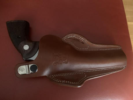 Vendo funda para revólver S&W  ó Colt Python de 6”. Piel auténtica de vaca , Nueva de estreno, cuero 30