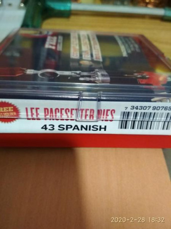 Vendo juego de dies del 43 spanish Lee nuevos sin estrenar ,estan en Madrid ,el precio es 40 + gastos 01