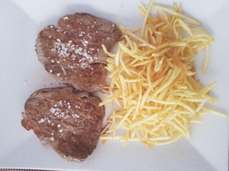 Hoy para comer acelgas hervidas y chuletón de vaca gallega vieja con seis semanas de maduración en cámara 40