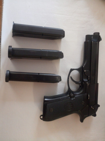   Pongo a la venta mi  BERETTA 92 en 9mm Parabellum  . 
Está guiada en "F", proviene de licencia 61