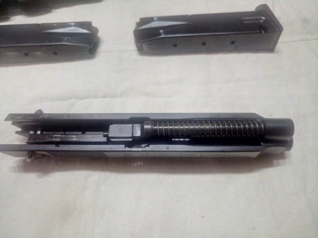   Pongo a la venta mi  BERETTA 92 en 9mm Parabellum  . 
Está guiada en "F", proviene de licencia 82