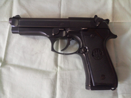   Pongo a la venta mi  BERETTA 92 en 9mm Parabellum  . 
Está guiada en "F", proviene de licencia 91
