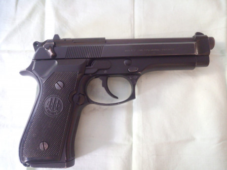   Pongo a la venta mi  BERETTA 92 en 9mm Parabellum  . 
Está guiada en "F", proviene de licencia 90