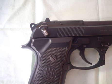   Pongo a la venta mi  BERETTA 92 en 9mm Parabellum  . 
Está guiada en "F", proviene de licencia 102