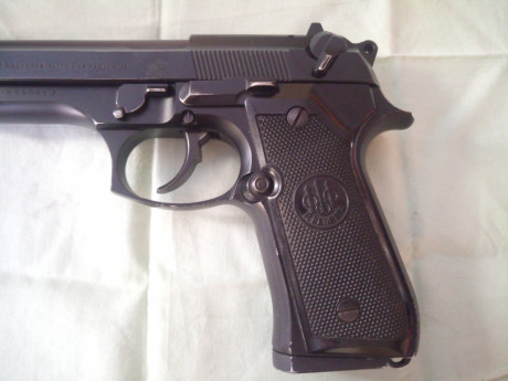   Pongo a la venta mi  BERETTA 92 en 9mm Parabellum  . 
Está guiada en "F", proviene de licencia 100
