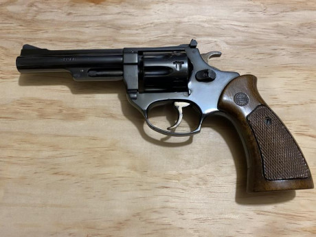 Se vende o se cambia revólver Astra 22lr ,no tiraría ni 100 tiros conmigo , venta por falta de uso ,precio 02