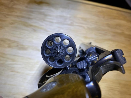 Se vende o se cambia revólver Astra 22lr ,no tiraría ni 100 tiros conmigo , venta por falta de uso ,precio 00