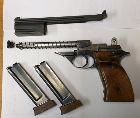 Un compañero del club vende su ASTRA TS-22. La pistola está en buen estado y tiene dos cargadores. Pide 12