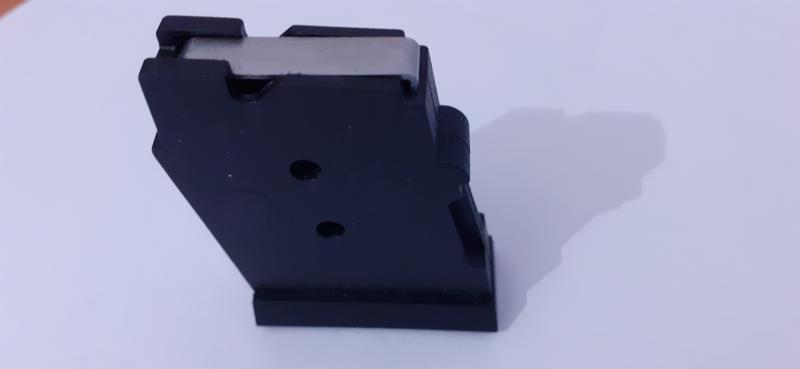 Se vende cargador nuevo para cz 452 y 455 del calibre 22lr para 5 cartuchos y en polimero.
35 euros mas 01