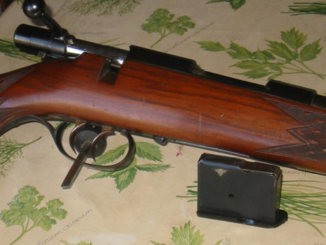 Vendo rifle Anschutz.  Modelo 1533  Stutzen ( Madera hasta la boca del cañón).  Calibre 222 Remington. 00