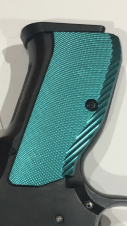 Se venden cachas aluminio para tanfoglio , yo las tengo en una combat, y válidas para cz, prácticamente 02