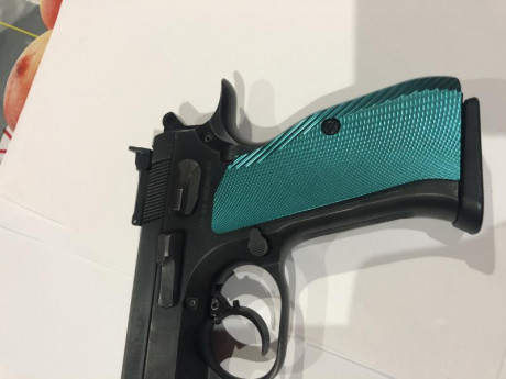 Se venden cachas aluminio para tanfoglio , yo las tengo en una combat, y válidas para cz, prácticamente 01