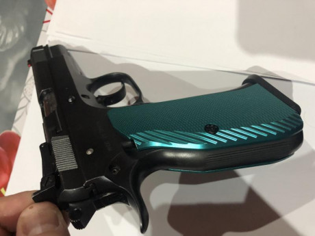 Se venden cachas aluminio para tanfoglio , yo las tengo en una combat, y válidas para cz, prácticamente 00