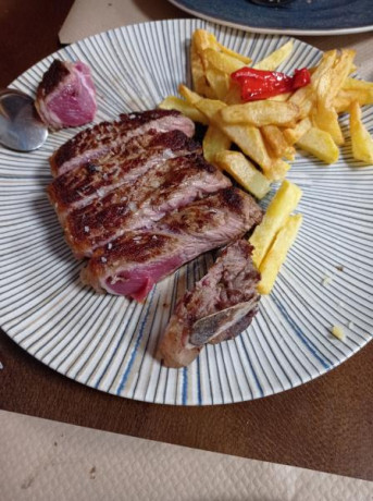 Hoy para comer acelgas hervidas y chuletón de vaca gallega vieja con seis semanas de maduración en cámara 21