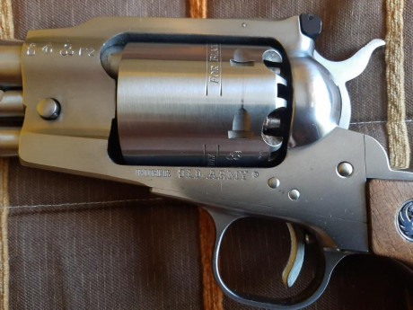 Vendo Ruger Old Army en perfecto estado por 600€ más portes fuera de Madrid. No me interesan cambios.Se 11