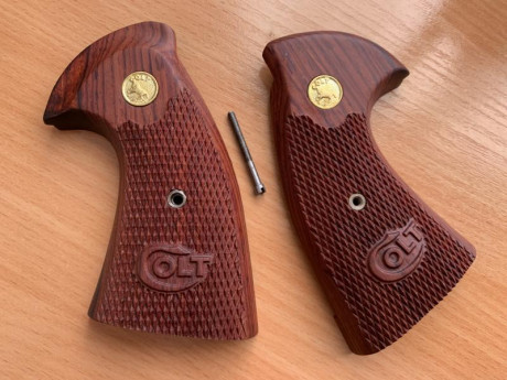 Vendo cachas nuevas ,para Colt Python.  90€ puesto en casa del comprador. Tlf 652500517 02