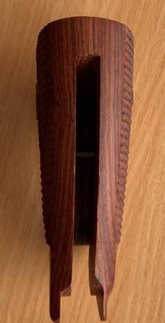 Vendo cacha palo de rosa , nueva ,para Colt Python.  95€ puestas en casa del comprador.  Tlf 652500517 00