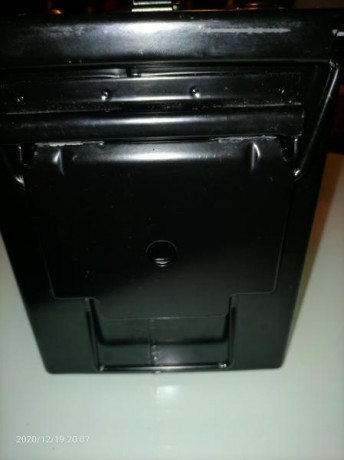 Hola, por si a alguno le interesa, un amigo tiene varias cajas metálicas estancas para guardar munición; 10
